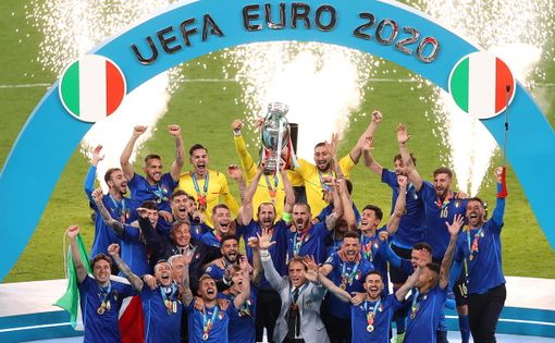 Campioni d'Europa! Inghilterra domata, gli azzurri di Mancini espugnano Wembley ai rigori Campioni d'Europa! Inghilterra domata, gli azzurri di Mancini espugnano Wembley ai rigori