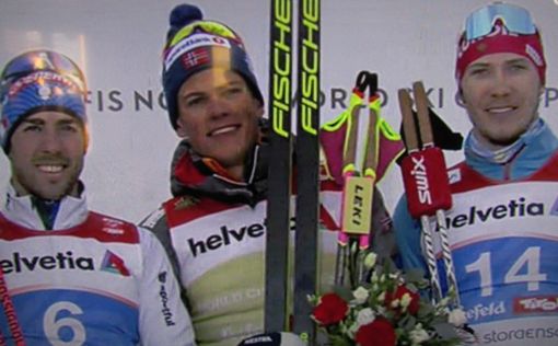 A sn Chicco Pellegrino sul podio sorride a Klaebo