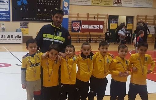 Nella foto di trepertorio Larry Romano con una cucciolata di aspirani calciatori