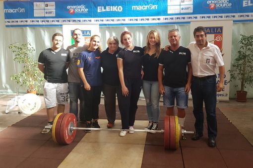 da sn: Hervé Almici, Simone Scarpante, Giada Scarpante, Alda Dal Santo, Erika De pace, Sophie Pellu, l’ufficiale di gara Andrea Movio e Flavio Serra da sn: Hervé Almici, Simone Scarpante, Giada Scarpante, Alda Dal Santo, Erika De pace, Sophie Pellu, l’ufficiale di gara Andrea Movio e Flavio Serra