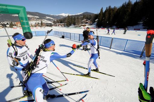 Scambio di saluti tra i membri della Pattuglia maschile Scambio di saluti tra i membri della Pattuglia maschile