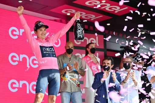 Richard Carapaz premiato sul podio di Torino da Marcell Jacobs, Campione Olimpico dei 100 metri, e da Urbano Cairo, Presidente di RCS MediaGroup Richard Carapaz premiato sul podio di Torino da Marcell Jacobs, Campione Olimpico dei 100 metri, e da Urbano Cairo, Presidente di RCS MediaGroup