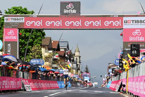 GIRO D'ITALIA: HIRT, UNA PRIMA DA LEGGENDA. LOTTA APERTA PER LA GENERALE CON 4 CORRIDORI IN MENO DI 1' GIRO D'ITALIA: HIRT, UNA PRIMA DA LEGGENDA. LOTTA APERTA PER LA GENERALE CON 4 CORRIDORI IN MENO DI 1'