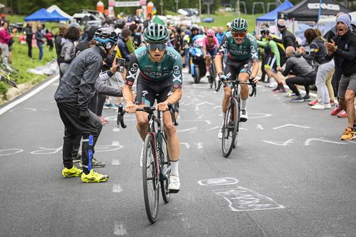 GIRO D'ITALIA: RIBALTONE HINDLEY NEL GIORNO PERFETTO DI COVI