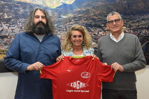 L'allenatore della serie D Ivan Limonet, al centro il Direttore Generale di Cogne Acciai Speciali Monica Pirovano e Fabio Mastrolorenzi, presidente del Cogne Olimpia Volley