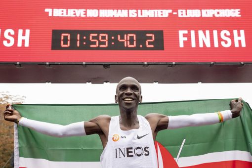 Eliud Kipchoge è il primo uomo a correre  42 km e 195 metri della maratina Eliud Kipchoge è il primo uomo a correre  42 km e 195 metri della maratina