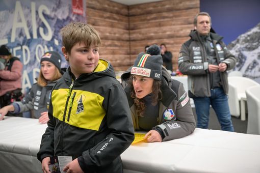 Federica Brignone firma autografi ai bambini