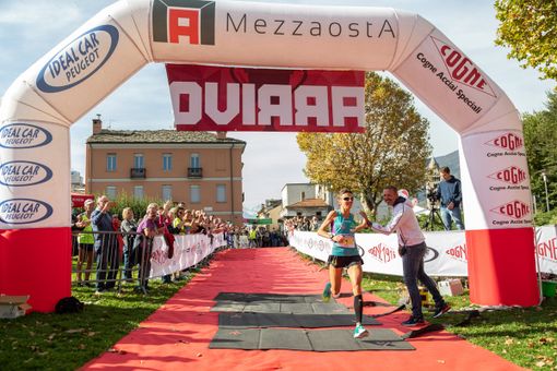 Catherine Bertone all'arrivo della Mezzaosta 2019 applaudita da Jean Dondeynaz presidente Fidal VdA Catherine Bertone all'arrivo della Mezzaosta 2019 applaudita da Jean Dondeynaz presidente Fidal VdA