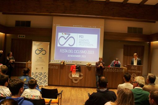 Ciclismo: Sfilata di campioni e campioncini sul palco della festa del Ciclismo 2023 Ciclismo: Sfilata di campioni e campioncini sul palco della festa del Ciclismo 2023