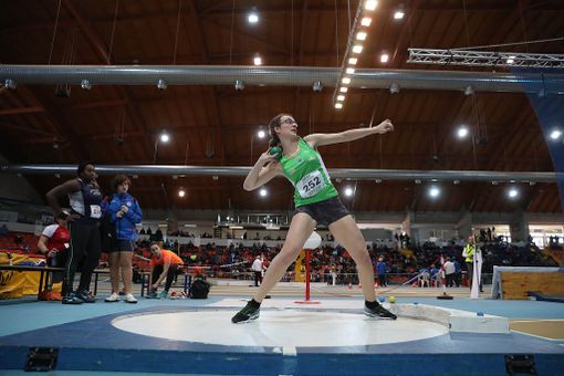 Giulia Zambotto impegnata nel lancio del peso