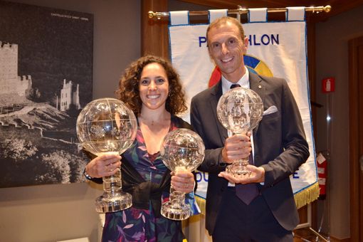 Il giornalista sportivo Luca Casali, moderatore della cerimonia di premiazione, insieme a Federica Brignone