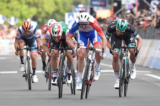 Il Presidente dell'UCI David Lappartient ha premiato la Maglia Rosa Valerio Conti