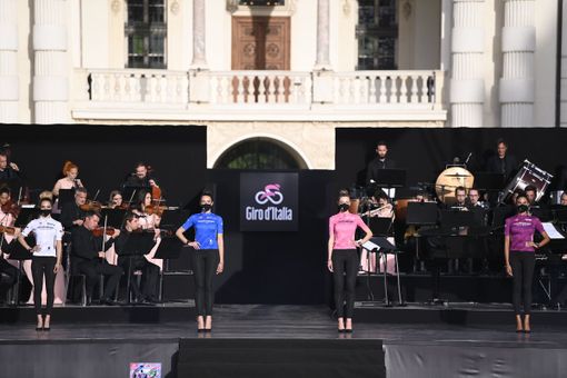 TORINO ABBRACCIA LE STELLE DEL GIRO D'ITALIA TORINO ABBRACCIA LE STELLE DEL GIRO D'ITALIA