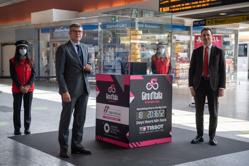 Allo svelamento hanno partecipato Paolo Bellino, Amministratore Delegato di RCS Sport, e  Marco Della Monica, Direttore Trasporto Regionale Piemonte.