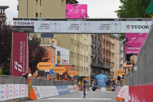 JAKOB SÖDERQVIST VINCE LA PRIMA TAPPA DEL GIRO NEXT GEN CONQUISTANDO LA PRIMA MAGLIA ROSA JAKOB SÖDERQVIST VINCE LA PRIMA TAPPA DEL GIRO NEXT GEN CONQUISTANDO LA PRIMA MAGLIA ROSA