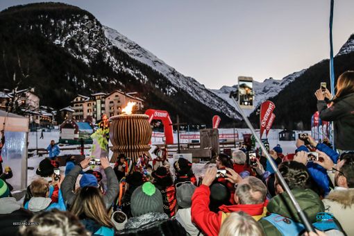 Una festa la cerimonia di apertura Una festa la cerimonia di apertura