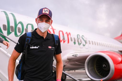La Maglia Rosa Mathieu Van der Poel è atterrata all'Aeroporto Internazionale di Catania