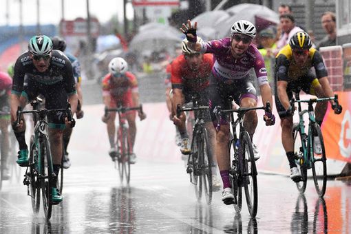 GIRO D'ITALIA: Poker di Elia Viviani sotto la pioggia GIRO D'ITALIA: Poker di Elia Viviani sotto la pioggia