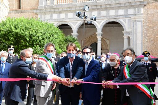 l taglio del nastro davanti alla Cattedrale di Monreale da parte del Direttore del Giro d'Italia Mauro Vegni (primo da sinistra) insieme alle autorità locali ha inaugurato l'edizione 2020 della Corsa Rosa