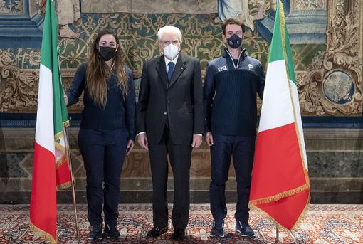 Il Presidente Sergio Mattarella con Valentina Vezzali, Sottosegretario di Stato alla Presidenza del Consiglio dei ministri, Giovanni Malagò Presidente del Comitato Olimpico Nazionale Italiano, Luca Pancalli, Presidente del Comitato Italiano Paralimpico l'Alfiere della squadra olimpica Sofia Goggia e l'Alfiere della squadra paralimpica Giacomo Bertagnolli
