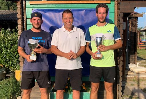 Da sn: Stefano Roggeri, lo sponsor Caldarelli, e Tommaso Metti