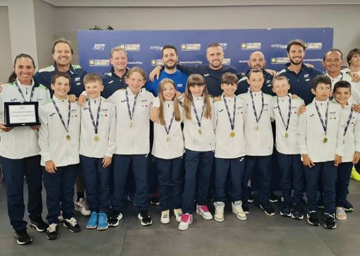 da sx Viérin, Pettenon, Gaspard, Borsato, Perrin, Perrelli, Melotti, Cerni, Robba, Dufour, Gagliano, Paonessa, con alle spalle i Tecnici delle Federazione da sx Viérin, Pettenon, Gaspard, Borsato, Perrin, Perrelli, Melotti, Cerni, Robba, Dufour, Gagliano, Paonessa, con alle spalle i Tecnici delle Federazione