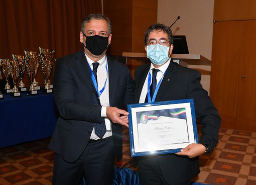Flavio Serra (a ds) premiato dal Presidente Urso