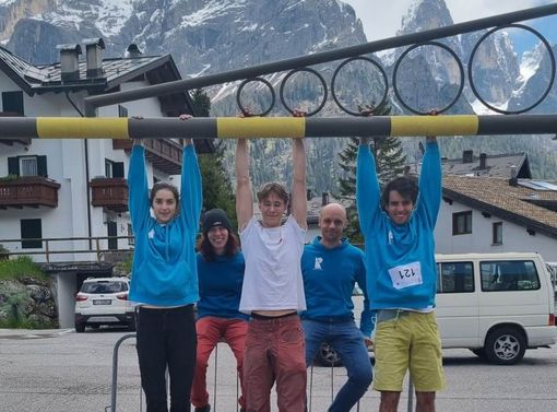 Davanti da sinistra: Claire Charbonnier, Antonio Charrere Federico Deleonard, dietro i tecnici dell'Oasi Vertical Sara Celesia e Marco Dellanoce