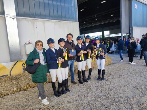 Da sn: Giovanna Rabbia Piccolo, Gaia Lazzarini, Maria Sole Poma, Andrea Piccolo, Edoardo Scibilia, Gaia Battaglio e Greta De Salvia Da sn: Giovanna Rabbia Piccolo, Gaia Lazzarini, Maria Sole Poma, Andrea Piccolo, Edoardo Scibilia, Gaia Battaglio e Greta De Salvia