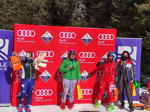 Nella foto: Raffaella Ghirarduzzi (sinistra) con il maiale Mirko - Credits: Skiing for Pigs