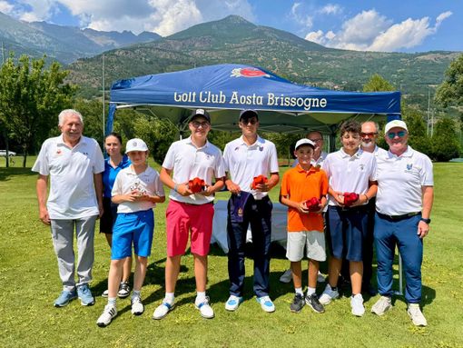 Il podio assoluto con i dirigenti Il podio assoluto con i dirigenti