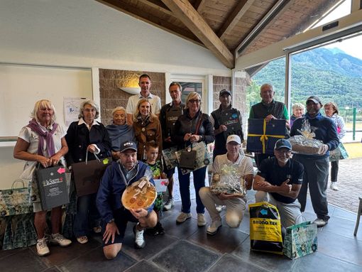 Da sinistra: Elvira Bianchi, Simonetta Manotti, Paola Varda, Darion Barone, Viviana Maria Vallet (Presidentessa della soroptimist sezione vda), Roberto Rossi, Elisabetta Misino, Massimiliano Cadin, Attilio Celesia, Marco Edifizi, (in ginocchio da sinistra) Simone Fiabane, Samuele Fiabane, Leandro Ducly e Fabio Fortin. Da sinistra: Elvira Bianchi, Simonetta Manotti, Paola Varda, Darion Barone, Viviana Maria Vallet (Presidentessa della soroptimist sezione vda), Roberto Rossi, Elisabetta Misino, Massimiliano Cadin, Attilio Celesia, Marco Edifizi, (in ginocchio da sinistra) Simone Fiabane, Samuele Fiabane, Leandro Ducly e Fabio Fortin.