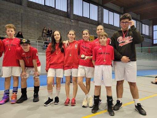Nella foto la squadra Aosta Bugs: da sinistra Alberto Sana, Giacomo Toninelli, Sonia Lazzaro, Giorgia Valente, Marta Timpano, Melissa Barbuto, Gabriel Oreiller, Valerio Capano