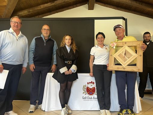 Da sn: Edy Avoyer, Emidio Brun, Rebecca Russo, Pamela Corino, Giovanni Vulcano vincitore primo lordo