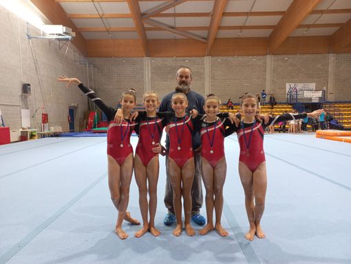 Marta Nieroz, Abigail Martinet, Ginevra Grosso, Annie Desandré e Gaia Petrera con il presidente Olimpia Paolo Moniotto