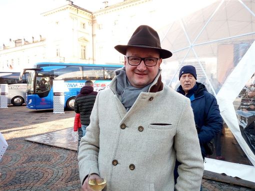 Jean-Pierre Calliera, presidente del Pdhae, brinda al primo posto in classifica