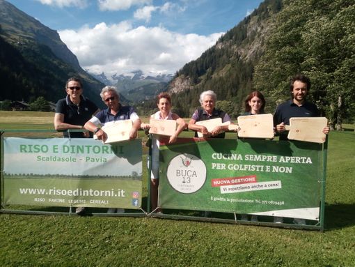 Trofeo Comune di Gressoney; da sn Rolando Bossi (Presidente del Club e Cosponsor della Gara), Danilo Girivetto, Paola Calosso, Sandra Rolando, Giulia Maggio e Federico Girivetto Trofeo Comune di Gressoney; da sn Rolando Bossi (Presidente del Club e Cosponsor della Gara), Danilo Girivetto, Paola Calosso, Sandra Rolando, Giulia Maggio e Federico Girivetto