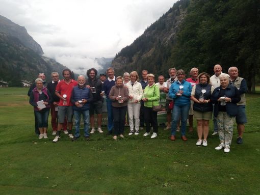 Da dx Putetto Daniela, Luoni Mario, Giavina Piermario, Bianchi Patrick, Contardi Lucio, Bodo Filippo, Foscale Mario, Jon Gabriele, Martini Maria Rosa, Manara Roberta, Lorenzini Annalisa, Bartaccioli Mario, Ferrari Graziella, Castellini Cesare (Campione Europeo Nazionale Italiana Agis), Pellegrino Marco, Frare Isabella, Cordera Frabncesco, Miglietta Silvia, Baracchini Giorgio, Presbitero Elisabetta e Giorio Stelvio