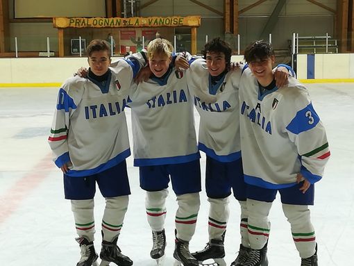 Hockey ghiaccio: Quattro Gladiators vestiti di azzurro
