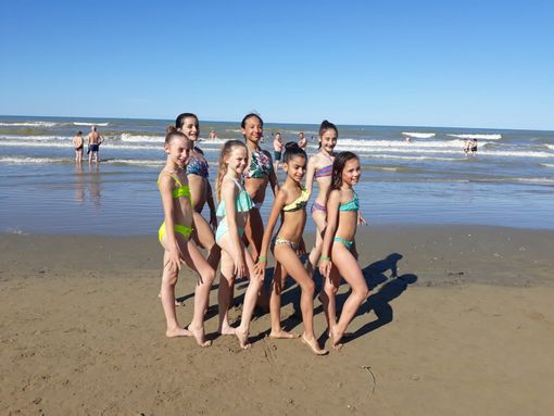 Un momento di relax per le atlete; sotto il palazzetto di Rimini e le istruttrici Giorgia Righi ed Hélène Porliod Un momento di relax per le atlete; sotto il palazzetto di Rimini e le istruttrici Giorgia Righi ed Hélène Porliod