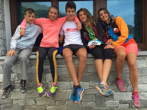 I figli di Brunod aspettano il passaggio del papà; da sn Christian, Sophie, Mathieu, Carole, Jasmine