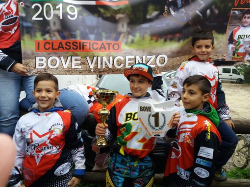 Vincenzo Bove festeggiato dai compagni della Starcross e (sotto) sul gradino più alto del podio finale