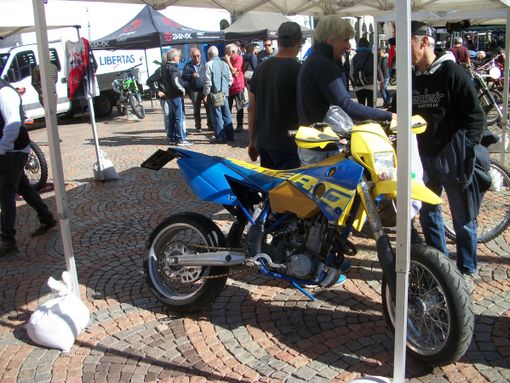 Un momento della manifestazione. Nelle foto in basso: Luca Figerod ed Ugo Cosentino posano con Eva e Gemma, la simulazione del soccorso