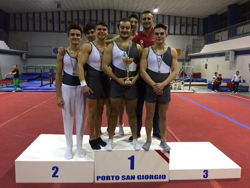 La squadra Junior-Senior maschile sul podio nazionale: Tommaso Morra Di Cella, Alessandro Ledda, Samuele Gallo, Alessandro Presta, Gabriele Lupieri e Davide Gallo con l’istruttore Andrea Dondeynaz La squadra Junior-Senior maschile sul podio nazionale: Tommaso Morra Di Cella, Alessandro Ledda, Samuele Gallo, Alessandro Presta, Gabriele Lupieri e Davide Gallo con l’istruttore Andrea Dondeynaz