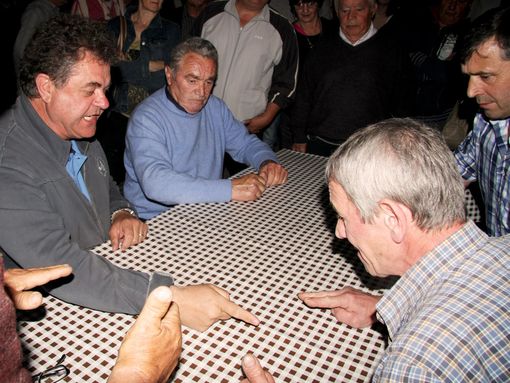 Guido Theodule, impegnato in una partita a morra