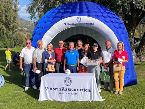 Da sinistra: Edi Avoyer (vice presidente del circolo), Lauro Bionaz, Lea Blanc, Massimo Scopacasa, Ennio Subet (presidente della Vittoria Assicurazioni), Fanny Serra (moglie di Ennio Subet), Piera Stevanon, Alessandro Subet, Domenico Scopacasa e Elsa Blanc