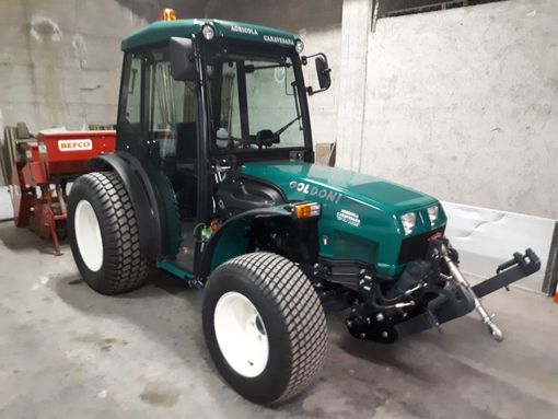 Il trattore acquistato dall'Amministrazione comunale di Aosta ad uso manutenzione impianti sportivi