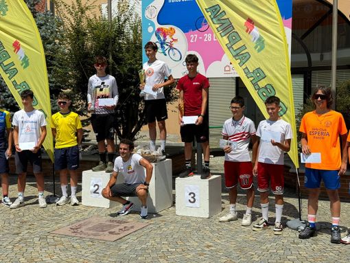 Al centro Enea Bortolotti Al centro Enea Bortolotti