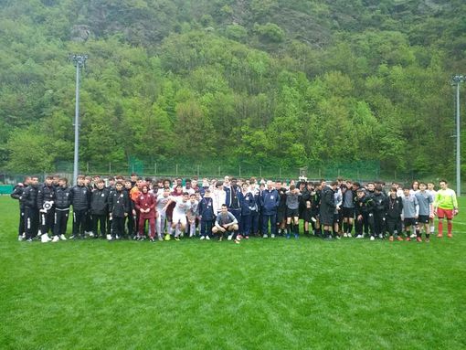 Foto di gruppo per i partecipanti del Memorial Calliera
