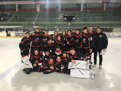 Hockey ghiaccio: Il vessillo rossonero dei Gladiators U 15 sventola sulla Torre Pellice